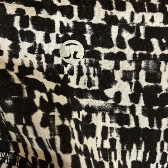 BNWOT Lululemon back and white 28” Wunder Unders - Picture 3 of 4